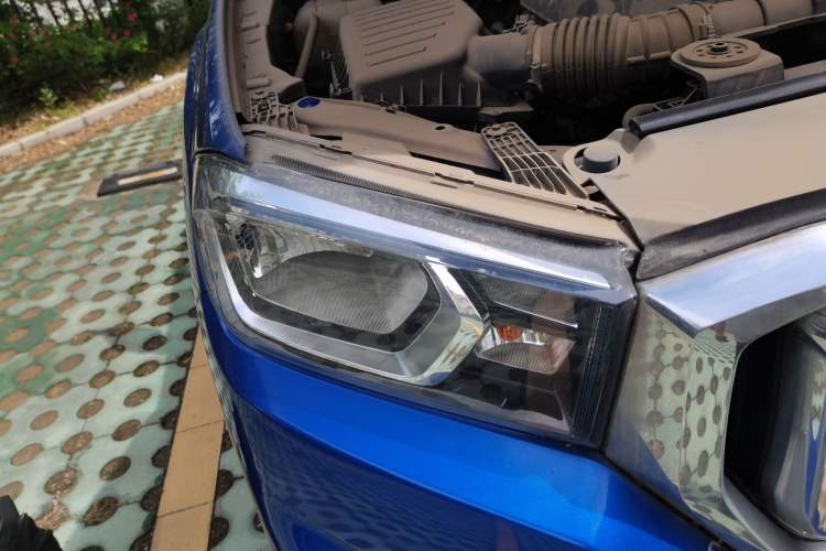 Used SAIC MAXUS T60 2017 2.0T Gasoline Automatic 4x4 High-Ride Elite Standard Cabin Engine Bay Right