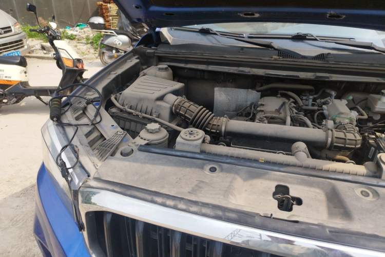 Used SAIC MAXUS T60 2017 2.4L Gasoline Manual Transmission Two-Wheel Drive High Ground Clearance Comfortable Version with Extended Cabin Engine Bay Right