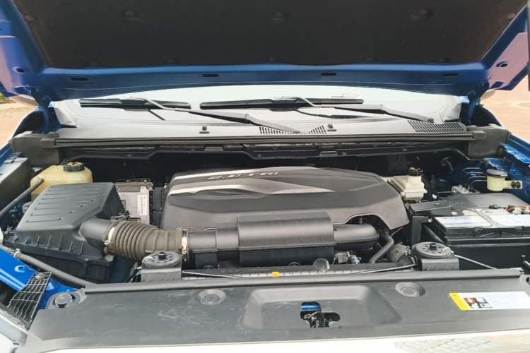 Used SAIC MAXUS T60 2017 2.0T Gasoline Automatic Two-Wheel Drive High-Ride Elite Standard Cabin Engine Bay