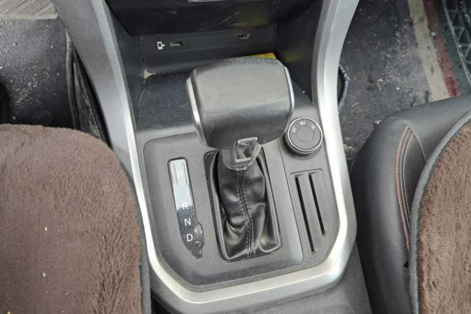 Used SAIC MAXUS T60 2017 2.0T Gasoline Automatic 4x4 High-Ride Elite Standard Cabin Gear Lever