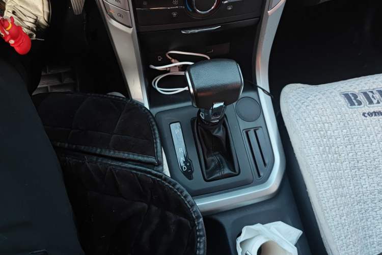 Used SAIC MAXUS T60 2017 2.0T Gasoline Automatic Two-Wheel Drive High-Ride Comfort-Grade Standard Cabin Gear Lever