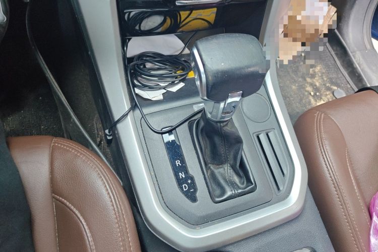 Used SAIC MAXUS T60 2017 2.0T Gasoline Automatic Two-Wheel Drive High-Ride Luxury Standard Cab Gear Lever