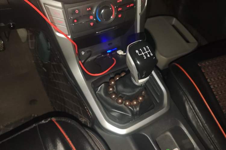 Used SAIC MAXUS T60 2017 2.8T Diesel Manual Two-Wheel Drive High-Ride Elite Long-Body Emission Standard V Gear Lever
