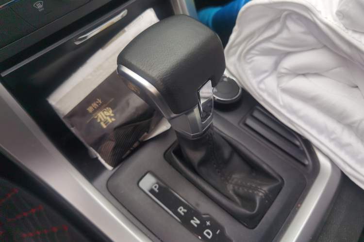 Used SAIC MAXUS T60 2017 2.0T Gasoline Automatic 4x4 High-Ride Elite Standard Cabin Gear Lever