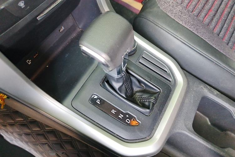 Used SAIC MAXUS T60 2017 2.0T Gasoline Automatic 4x4 High-Ride Elite Standard Cabin Gear Lever