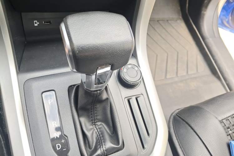 Used SAIC MAXUS T60 2017 2.0T Gasoline Automatic 4x4 High-Ride Elite Standard Cabin Gear Lever
