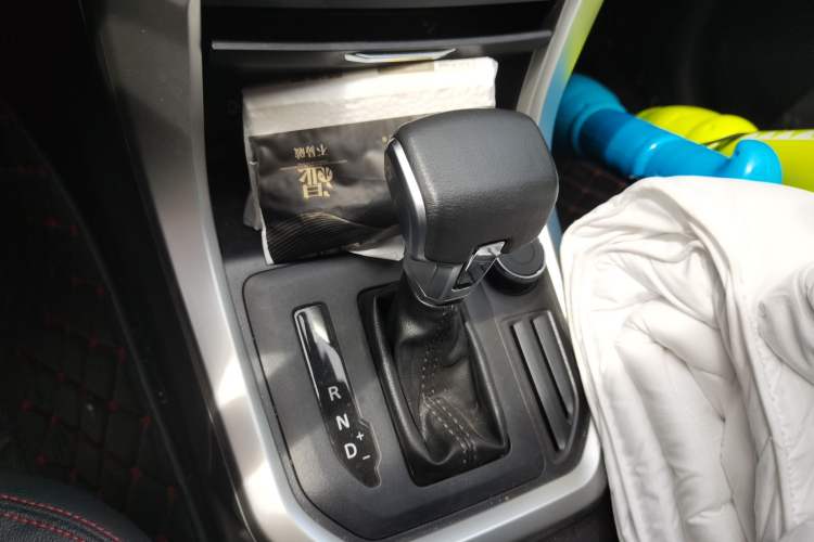 Used SAIC MAXUS T60 2017 2.0T Gasoline Automatic 4x4 High-Ride Elite Standard Cabin Gear Lever