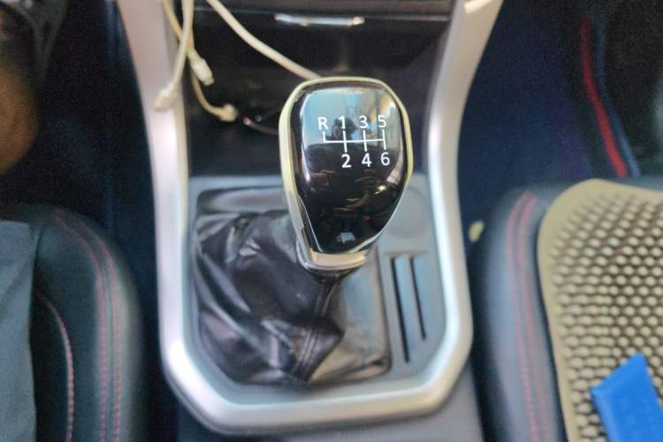 Used SAIC MAXUS T60 2017 2.8T Diesel Manual Two-Wheel Drive High-Ride Elite Long-Body Emission Standard V Gear Lever