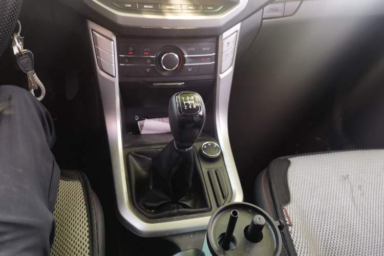 Used SAIC MAXUS T60 2017 2.4L Gasoline Manual 4x4 High-Profile Elite Standard Cabin Gear Lever