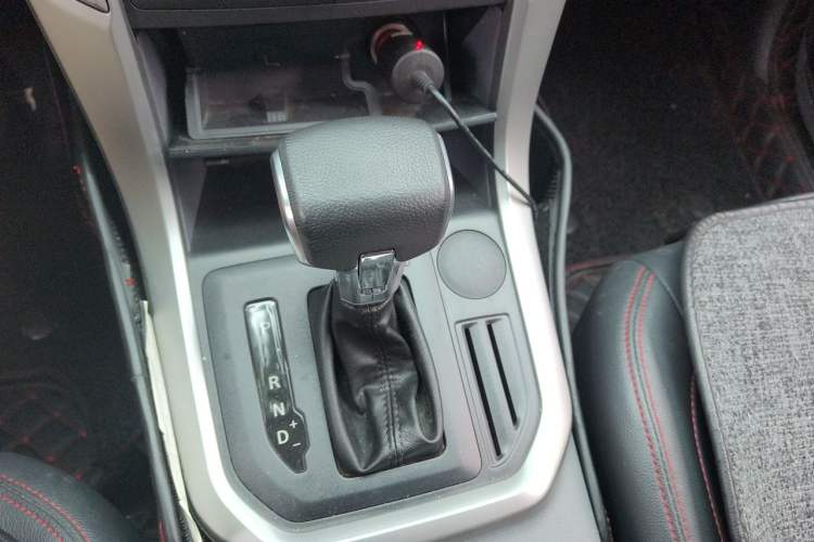 Used SAIC MAXUS T60 2017 2.0T Gasoline Automatic Two-Wheel Drive High-Ride Comfort-Grade Standard Cabin Gear Lever