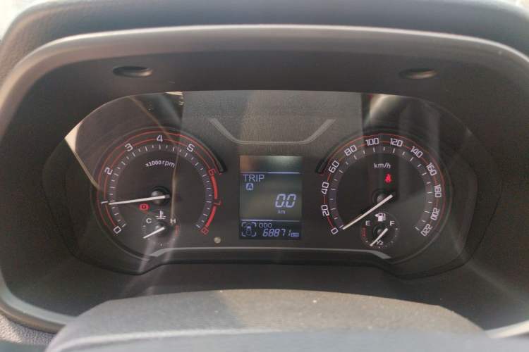 Used SAIC MAXUS T60 2017 2.4L Gasoline Manual Transmission Two-Wheel Drive High Ground Clearance Comfortable Version with Extended Cabin Instrument Cluster