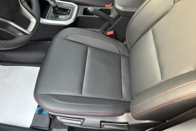 Used SAIC MAXUS T60 2017 2.0T Gasoline Automatic Two-Wheel Drive High-Ride Elite Standard Cabin Interior 2