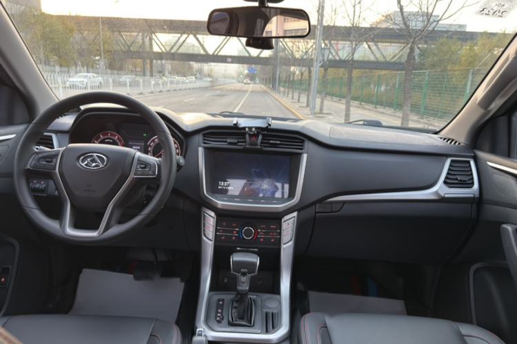 Used SAIC MAXUS T60 2017 2.0T Gasoline Automatic Two-Wheel Drive High-Ride Elite Standard Cabin Interior 5