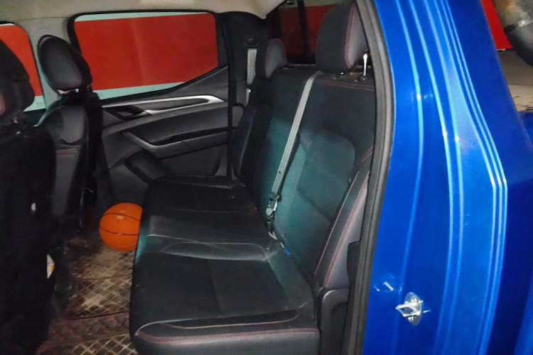 Used SAIC MAXUS T60 2017 2.0T Gasoline Automatic Two-Wheel Drive High-Ride Elite Standard Cabin Left Rear Seat