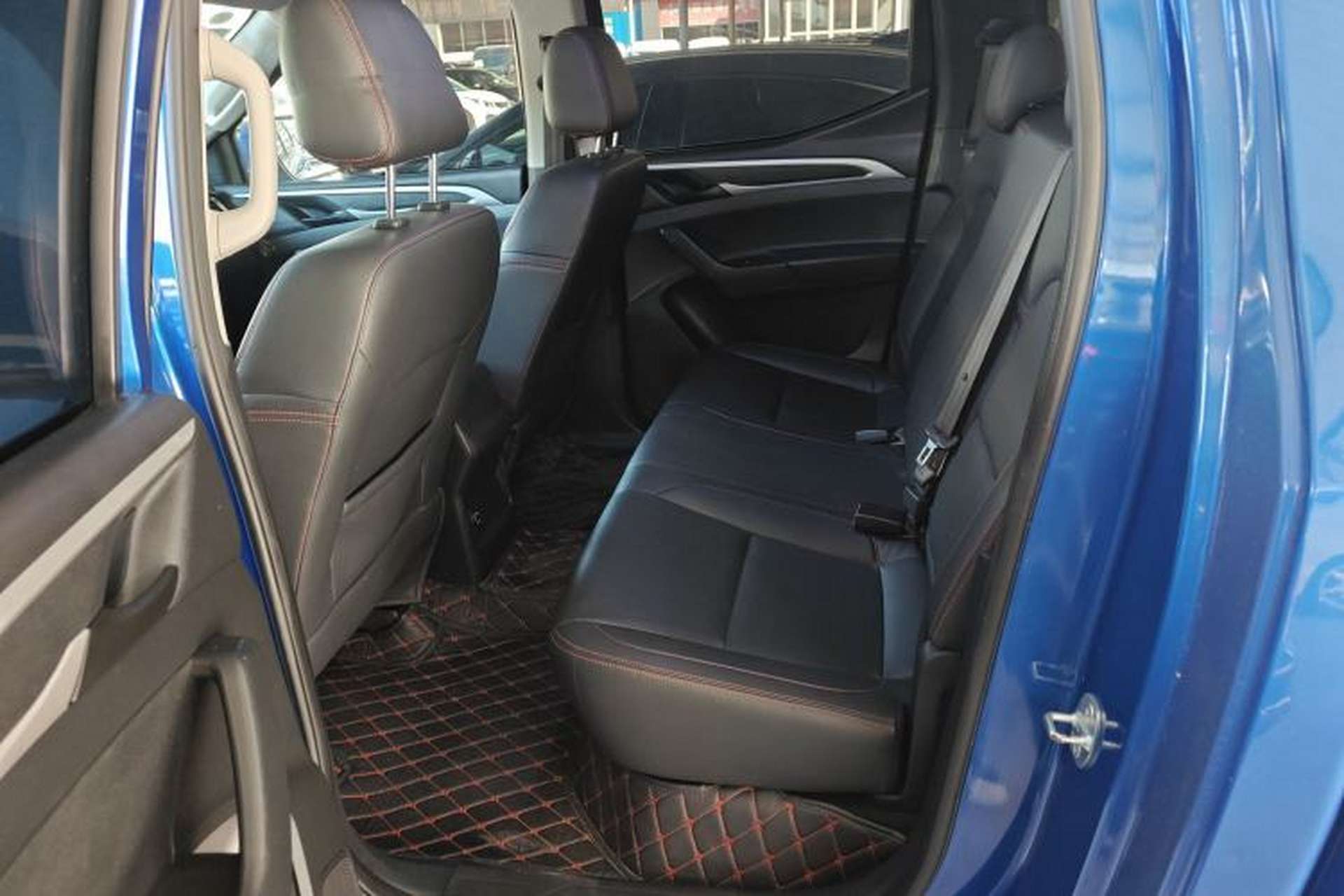 Used SAIC MAXUS T60 2017 2.0T Gasoline Automatic Two-Wheel Drive High-Ride Elite Standard Cabin Left Rear Seat
