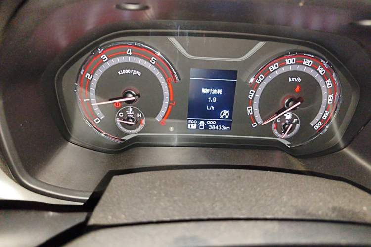 Used SAIC MAXUS T60 2017 2.0T Gasoline Automatic Two-Wheel Drive High-Ride Elite Standard Cabin Odometer Close Up