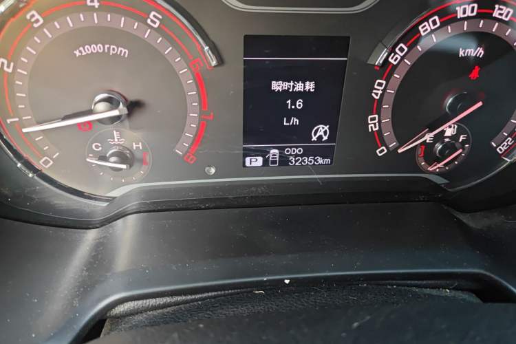 Used SAIC MAXUS T60 2017 2.0T Gasoline Automatic Two-Wheel Drive High-Ride Comfort-Grade Standard Cabin Odometer Close Up