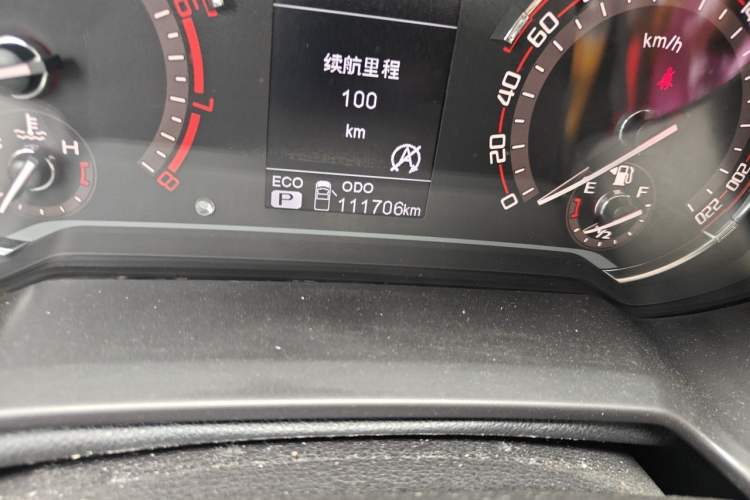 Used SAIC MAXUS T60 2017 2.0T Gasoline Automatic Two-Wheel Drive High-Ride Luxury Standard Cab Odometer Close Up