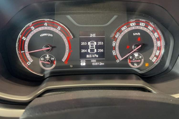 Used SAIC MAXUS T60 2017 2.0T Gasoline Automatic 4x4 High-Ride Flagship Long-Wheelbase Version Odometer Close Up