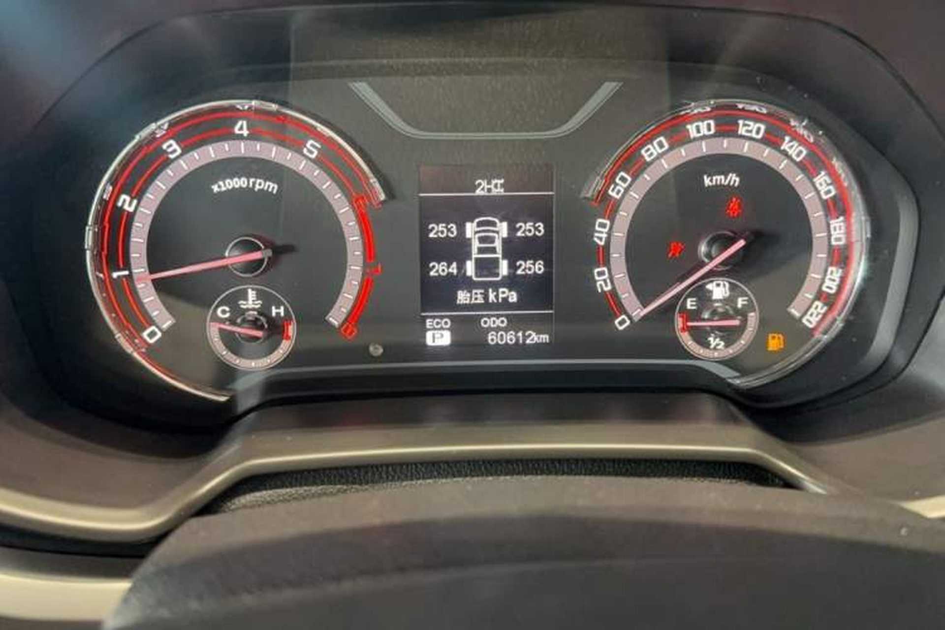 Used SAIC MAXUS T60 2017 2.0T Gasoline Automatic 4x4 High-Ride Flagship Long-Wheelbase Version Odometer Close Up