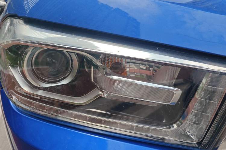 Used SAIC MAXUS T60 2017 2.0T Gasoline Automatic Two-Wheel Drive High-Ride Luxury Standard Cab Right Front Headlight
