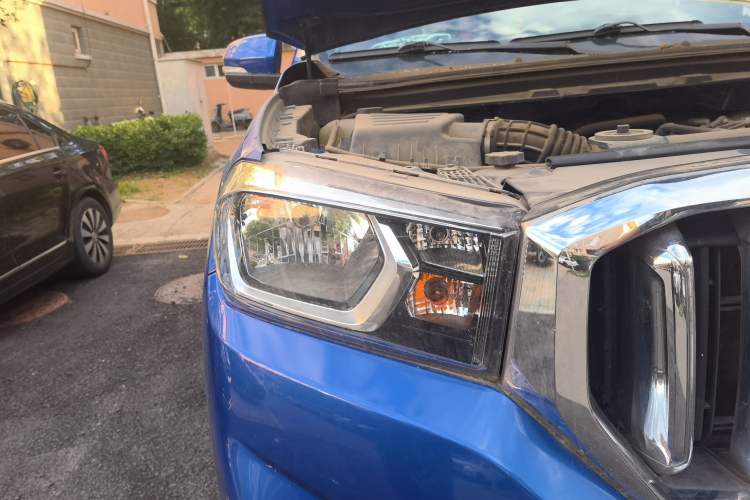 Used SAIC MAXUS T60 2017 2.4L Gasoline Manual Two-Wheel Drive High-Ride Elite Standard Van Right Front Headlight