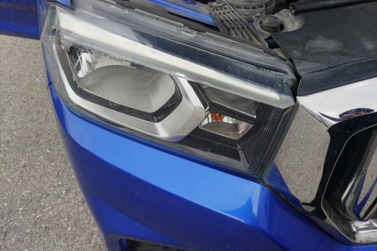 Used SAIC MAXUS T60 2017 2.4L Gasoline Manual Two-Wheel Drive High-Ride Elite Standard Van Right Front Headlight