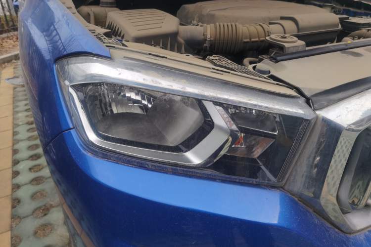 Used SAIC MAXUS T60 2017 2.0T Gasoline Automatic 4x4 High-Ride Elite Standard Cabin Right Front Headlight
