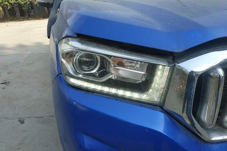Used SAIC MAXUS T60 2017 2.8T Diesel Automatic 4x4 High-Ride Luxury Extended-Body Version China V Emission Standard Right Front Headlight