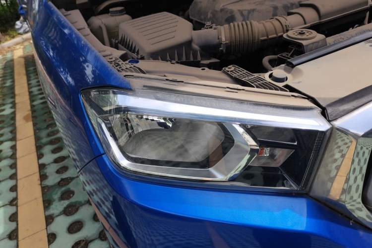 Used SAIC MAXUS T60 2017 2.0T Gasoline Automatic 4x4 High-Ride Elite Standard Cabin Right Front Headlight
