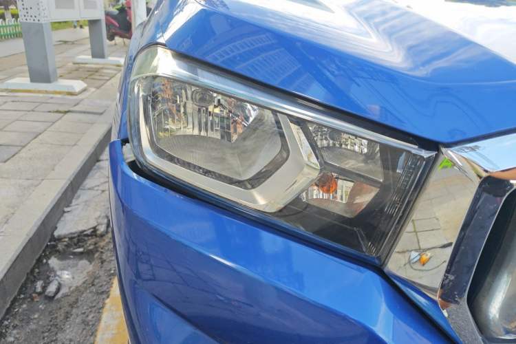 Used SAIC MAXUS T60 2017 2.8T Diesel Manual Two-Wheel Drive High-Ride Elite Long-Body Emission Standard V Right Front Headlight