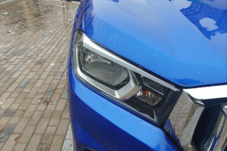 Used SAIC MAXUS T60 2017 2.0T Gasoline Automatic Two-Wheel Drive High-Ride Elite Standard Cabin Right Front Headlight