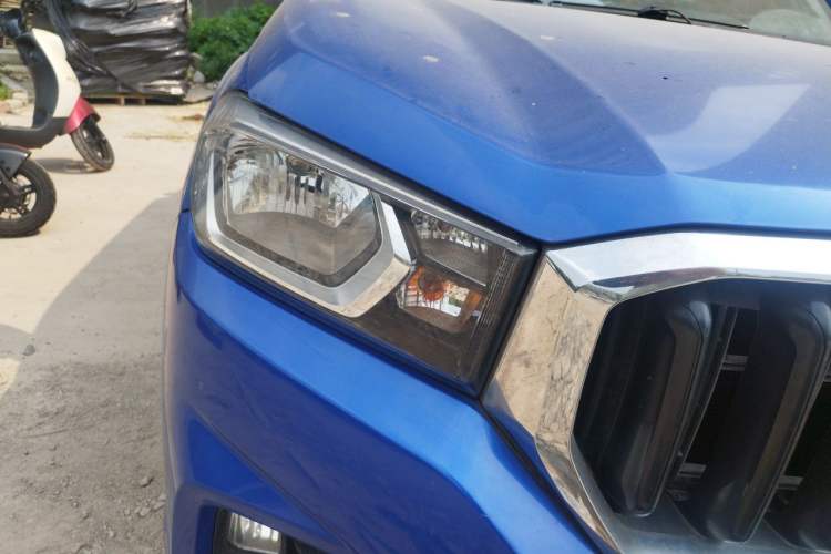 Used SAIC MAXUS T60 2017 2.4L Gasoline Manual Transmission Two-Wheel Drive High Ground Clearance Comfortable Version with Extended Cabin Right Front Headlight