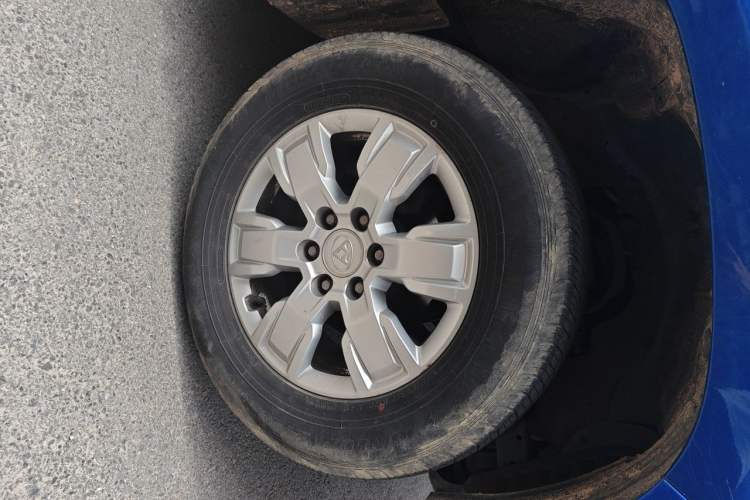 Used SAIC MAXUS T60 2017 2.0T Gasoline Automatic Two-Wheel Drive High-Ride Luxury Standard Cab Right Front Wheel Hub