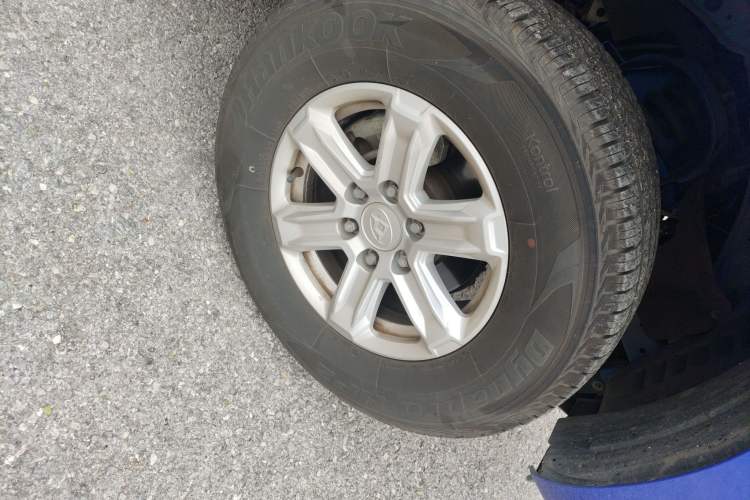 Used SAIC MAXUS T60 2017 2.4L Gasoline Manual Two-Wheel Drive High-Ride Elite Standard Van Right Front Wheel Hub