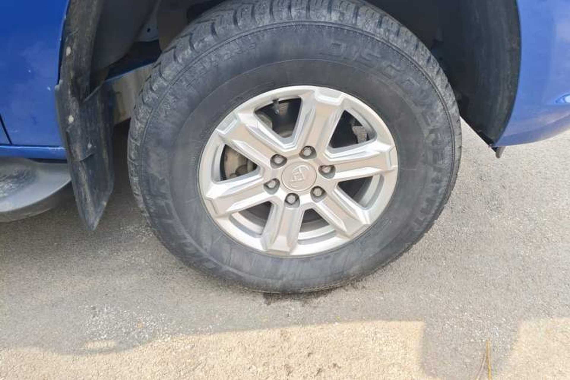 Used SAIC MAXUS T60 2017 2.0T Gasoline Automatic 4x4 High-Ride Elite Standard Cabin Right Front Wheel Hub