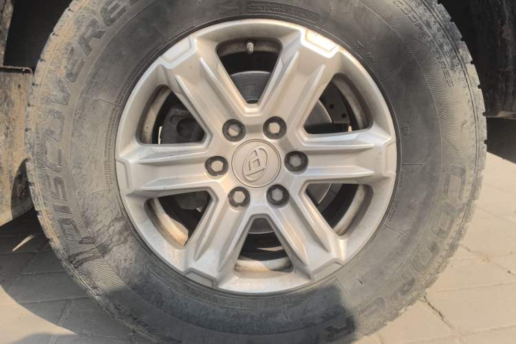 Used SAIC MAXUS T60 2017 2.0T Gasoline Automatic 4x4 High-Ride Elite Standard Cabin Right Front Wheel Hub