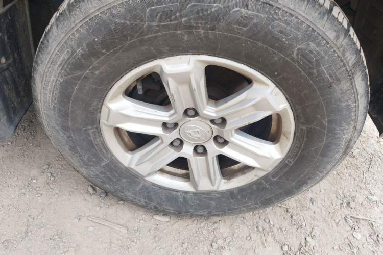 Used SAIC MAXUS T60 2017 2.4L Gasoline Manual Transmission Two-Wheel Drive High Ground Clearance Comfortable Version with Extended Cabin Right Front Wheel Hub