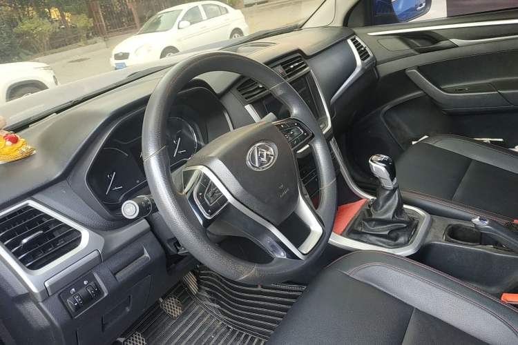 Used SAIC MAXUS T60 2017 2.8T Diesel Manual 4x4 High-Ride Elite Standard Cabin China V Emission Standard Steering Wheel