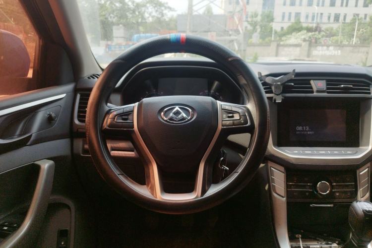 Used SAIC MAXUS T60 2017 2.4L Gasoline Manual Transmission Two-Wheel Drive High Ground Clearance Comfortable Version with Extended Cabin Steering Wheel