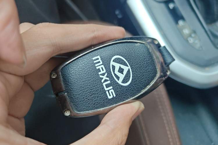 Used SAIC MAXUS T60 2017 2.0T Gasoline Automatic Two-Wheel Drive High-Ride Luxury Standard Cab Vehicle Key
