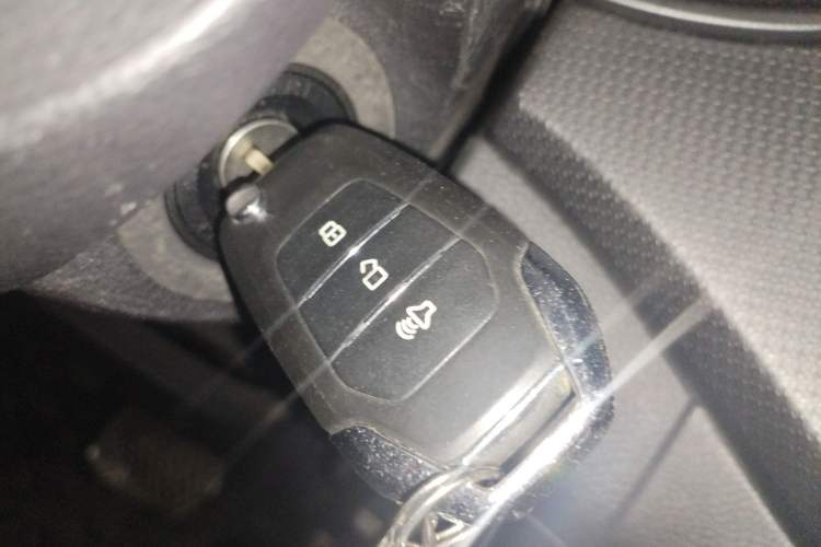 Used SAIC MAXUS T60 2017 2.0T Gasoline Automatic Two-Wheel Drive High-Ride Comfort-Grade Standard Cabin Vehicle Key