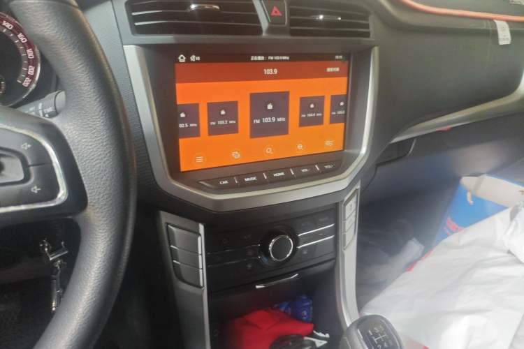 Used SAIC MAXUS T60 2017 2.4L Gasoline Manual Two-Wheel Drive High-Ride Elite Standard Van Audio And AC Panel