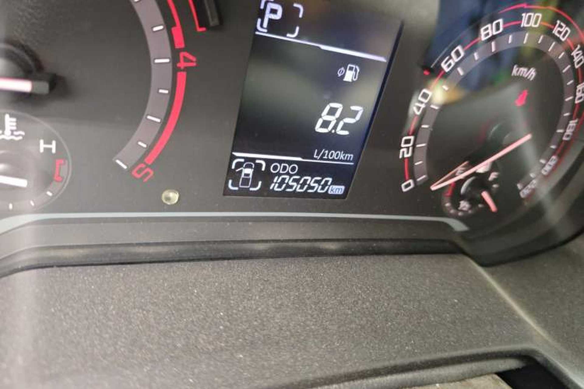 Used SAIC MAXUS T60 2017 2.8T Diesel Automatic Two-Wheel Drive High Ground Clearance Comfort Edition Standard Cabin China V Emission Standard Odometer Close Up