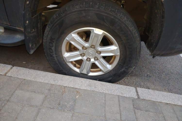 Used SAIC MAXUS T60 2017 2.4L Gasoline Manual Two-Wheel Drive High-Ride Elite Standard Van Right Front Wheel Hub