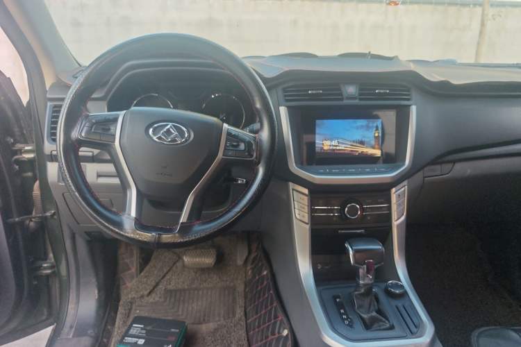 Used SAIC MAXUS T60 2017 2.0T Gasoline Automatic 4x4 High-Ride Elite Long-Wheelbase Version Center Console