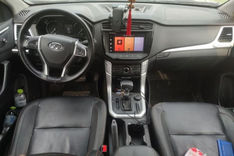 Used SAIC MAXUS T60 2017 2.0T Gasoline Automatic 4x4 High-Ride Flagship Long-Wheelbase Version Center Console
