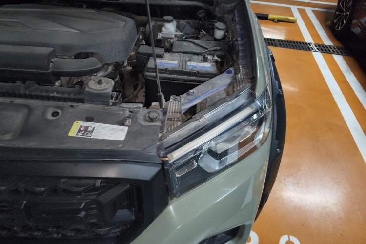 Used SAIC MAXUS T60 2017 2.0T Gasoline Automatic 4x4 High-Ride Elite Standard Cabin Engine Bay Left
