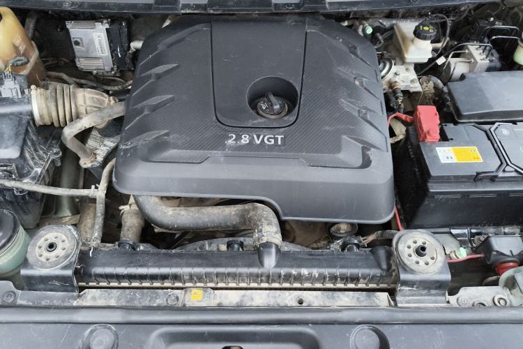Used SAIC MAXUS T60 2017 2.8T Diesel Manual Two-Wheel Drive High-Ride Comfort Version Standard Cabin China V Emission Standard Engine Bay