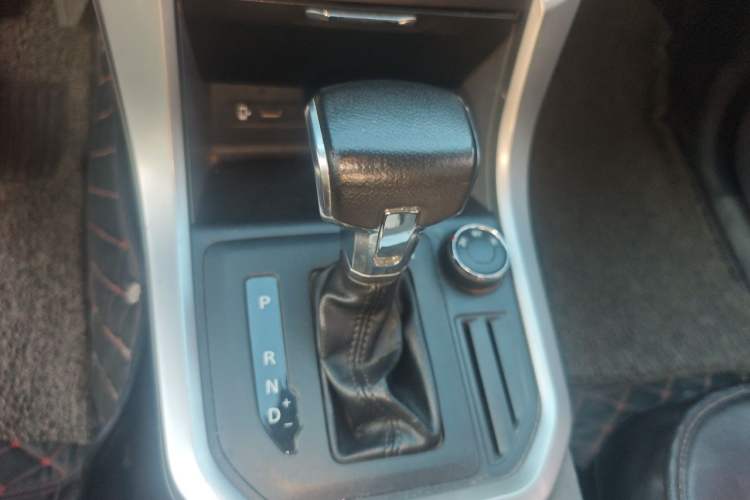 Used SAIC MAXUS T60 2017 2.0T Gasoline Automatic 4x4 High-Ride Elite Long-Wheelbase Version Gear Lever